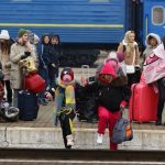 Ribuan warga Ukraina mengungsi menggunakan kereta menuju Polandia (sumber gambar: todayonline.com)