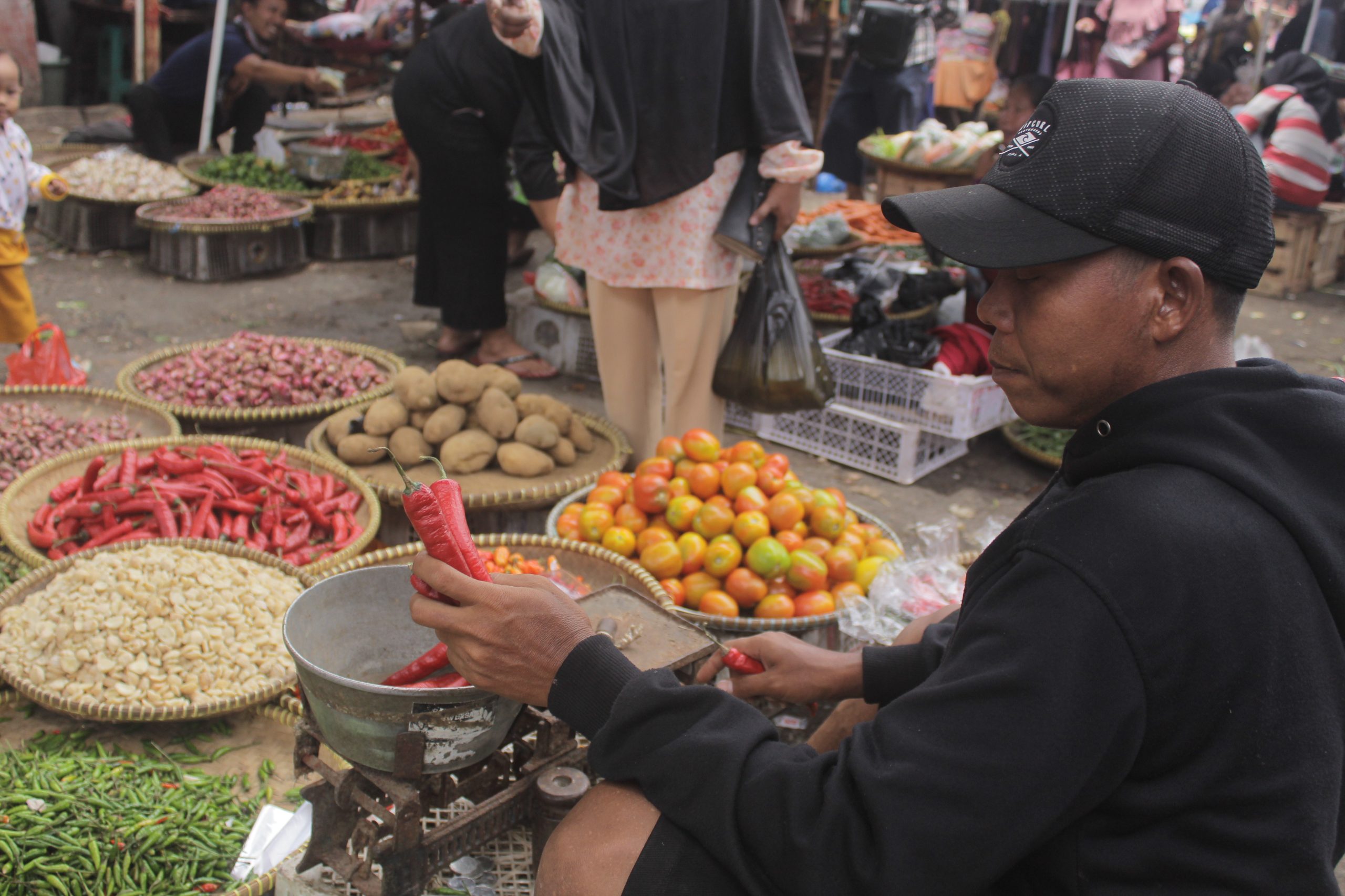 HARGA NAIK: Pedagang saat melayani pembeli di Pasar Kiaracondong, Senin (7/3). (Deni/Jabar Ekspres)
