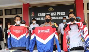 Kapolres Majalengka beserta jajarannya menunjukkan bukti dari kasus penganiayaan yang dilakukan anggota geng motor di Majalengka. Senin (21/3)