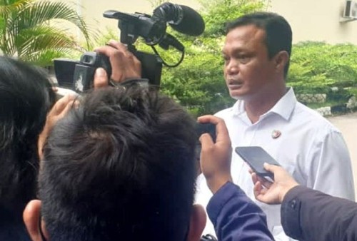 Direktur Kriminal Umum (Dirkrimum) Polda Gorontalo Kombes Pol Nur Santiko saat memberikan keterangan kepada wartawan terkait kasus perwira polisi yang ditembak kepalanya hingga tewas. Senin (21/3)