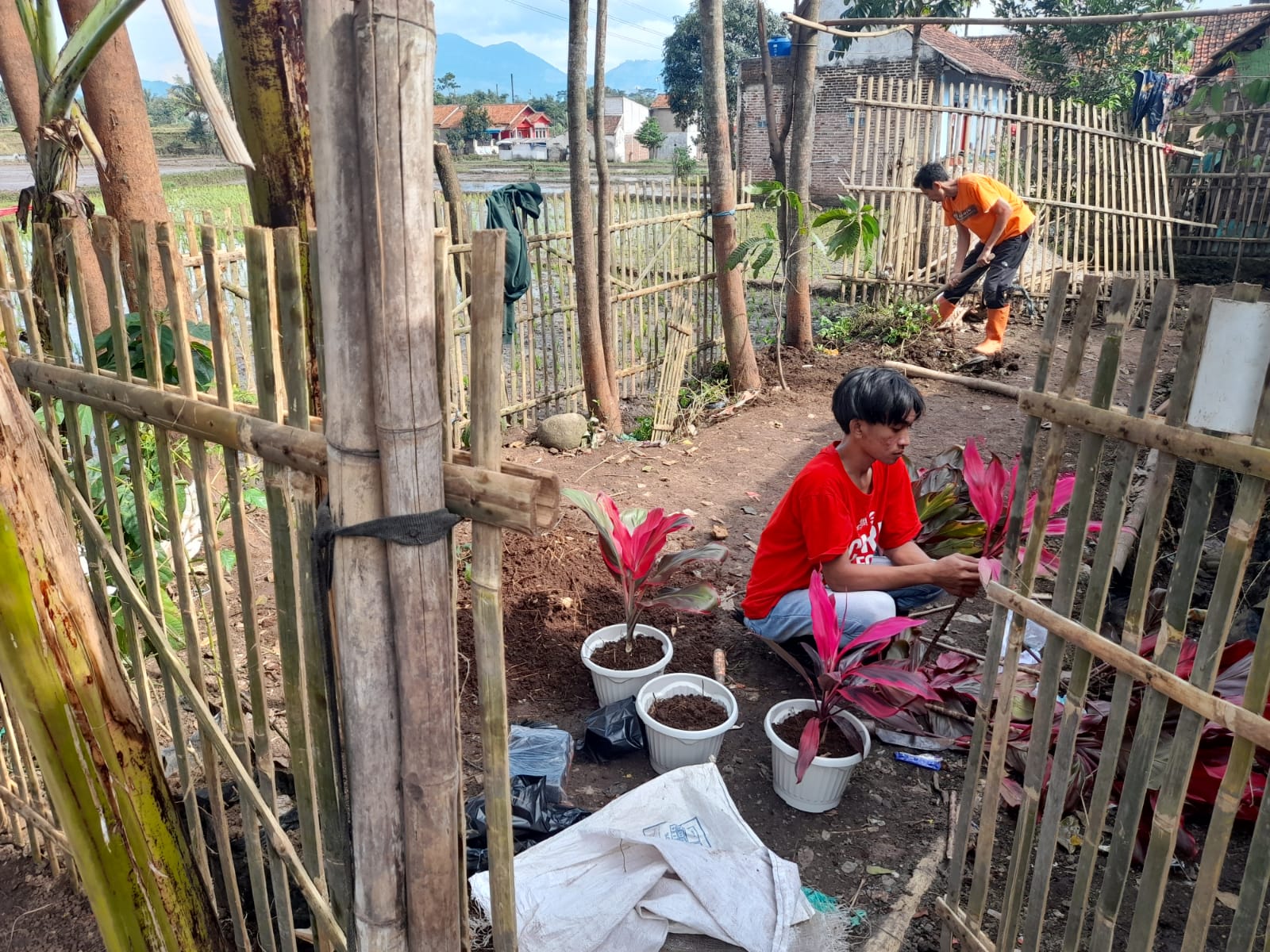 Anggota Gerakan Muda Peduli Alam di Cimanggung, Sumedang saat bangun RTH.