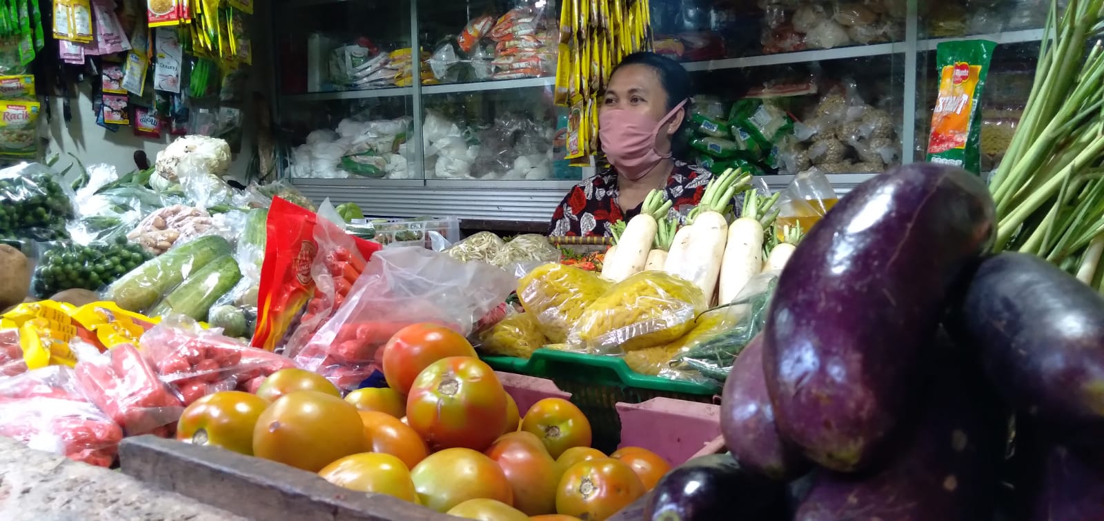 Rista Sinaga, 52, salah seorang pedagang di Pasar Parakanmuncang di Kecamatan Cimanggung, Kabupaten Sumedang. (Jabar Ekspres)