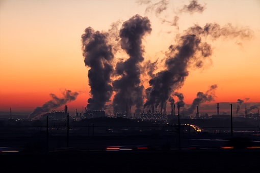 ilustrasi pencemaran oleh industri yang menyebabkan kualitas udara buruk. (pixabay)