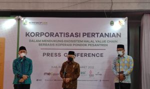 Wakil Presiden, Ma'ruf Amin (Tengah) sesuai meresmikan teknologi digitalisasi pertanian di Pondok Pesantren Al-Ittifaq, Jl. Ciburial, Kab. Bandung. Selasa (22/3). Foto. Sandi Nugraha