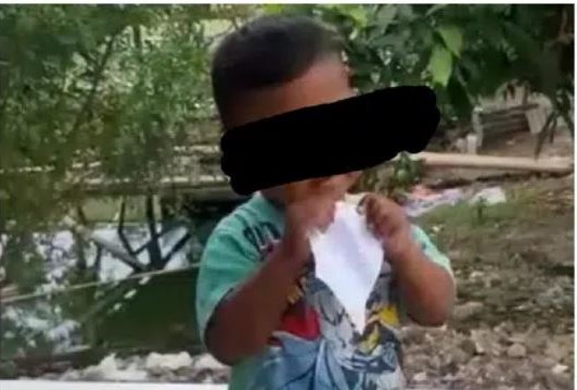 GI, bocah 3 tahun yang jadi pemakan kertas kini tengah viral di media sosial. (tangkapan layar)