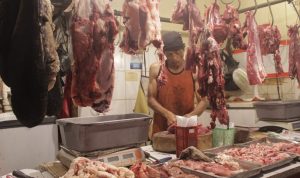 HARGA NAIK: Seorang penjual daging sapi saat menyiapkan potongan daging untuk pembeli di Pasar Kiaracondong, Kota Bandung. (Deni/Jabar Ekspres)