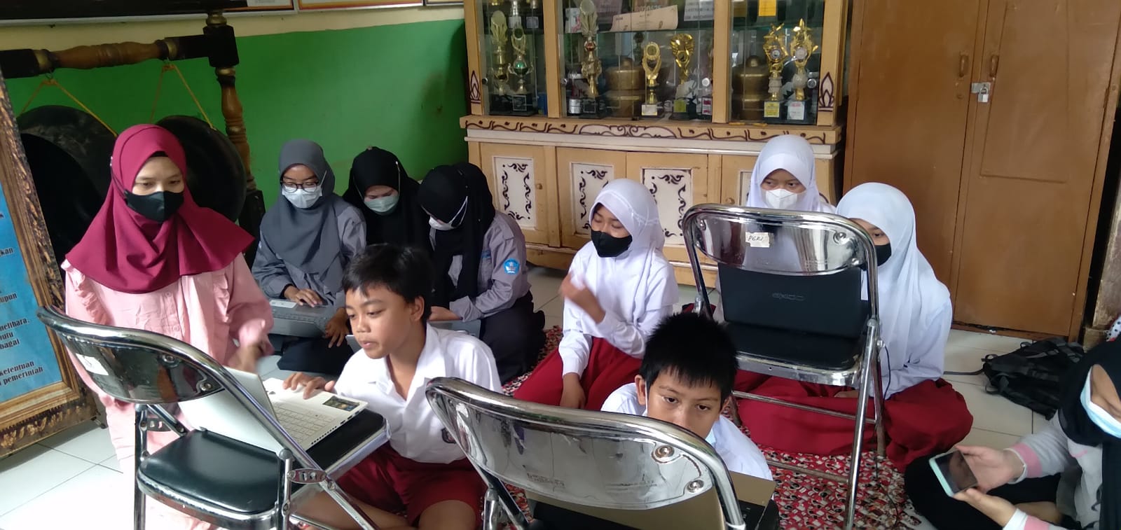 Murid SDN 7 Rancaekek, terpaksa belajar dengan beralaskan tikar, karena kursi dan meja belajar mereka tersapu banjir bandang beberapa waktu lalu.