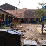 Ratusan buku rusak serta lapangan penuh lumpur di SDN 07 Rancaekek pasca banjir bandang. (Yanuar/Jabar Ekspres)