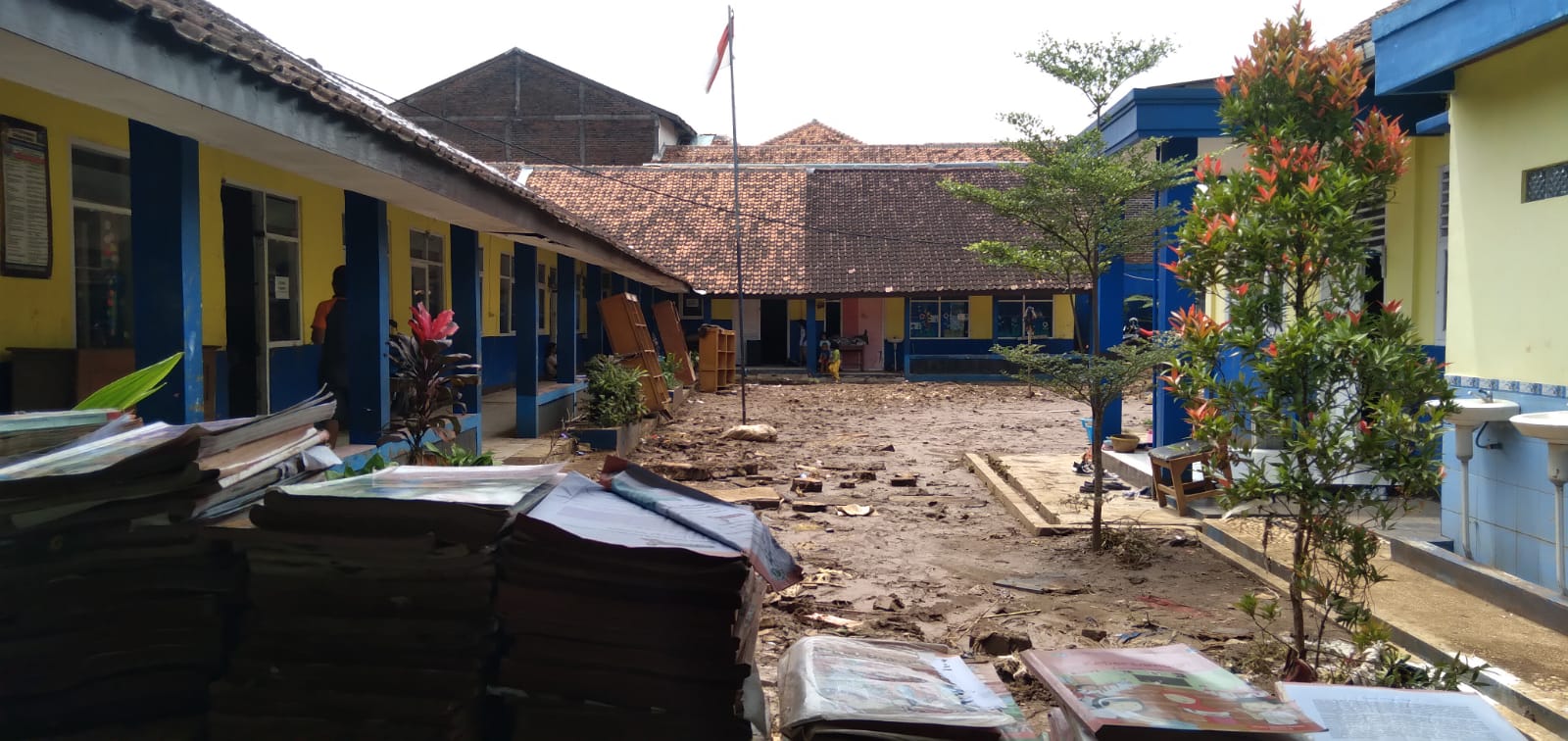 Ratusan buku rusak serta lapangan penuh lumpur di SDN 07 Rancaekek pasca banjir bandang. (Yanuar/Jabar Ekspres)