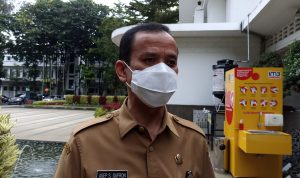 Ketua Satgas Covid-19, Kota Bandung, Asep Gufron, saat mengatakan angka Covid-19 di Kota Bandung turun signifikan. Foto. Sandi Nugraha