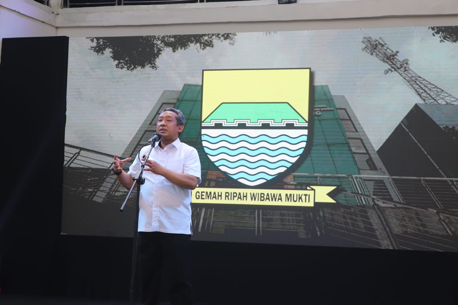 Plt Wali Kota Bandung Yana Mulyana saat memberikan sambutan dalam acara Peresmian Gedung Gelanggang Generasi Muda (GGM) Kota Bandung, Rabu (23/3). (Arvi Resvanty)