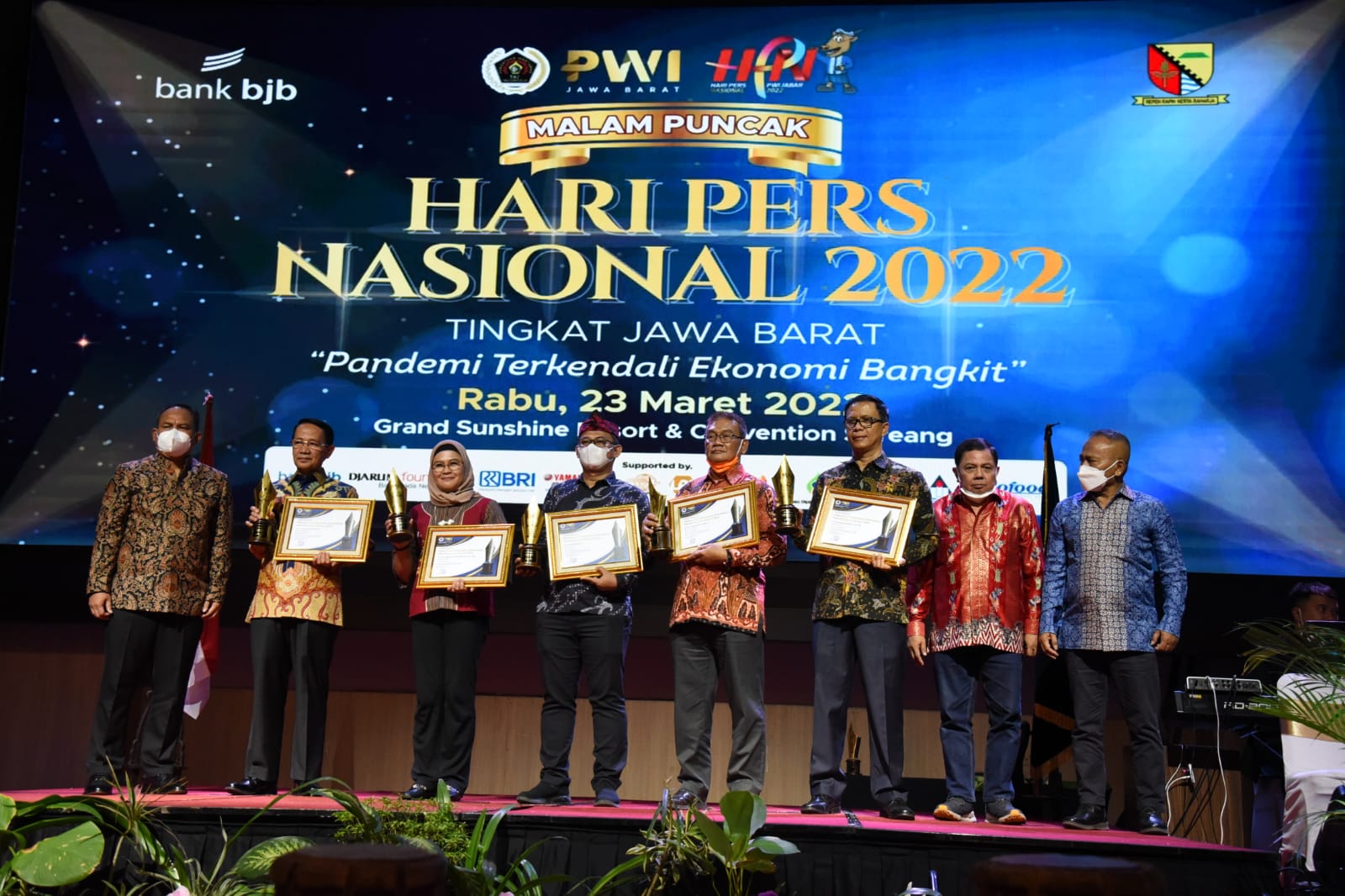 Beberapa Kepala daerah yang mendapat penghargaan dalam Hari Pers Nasional.