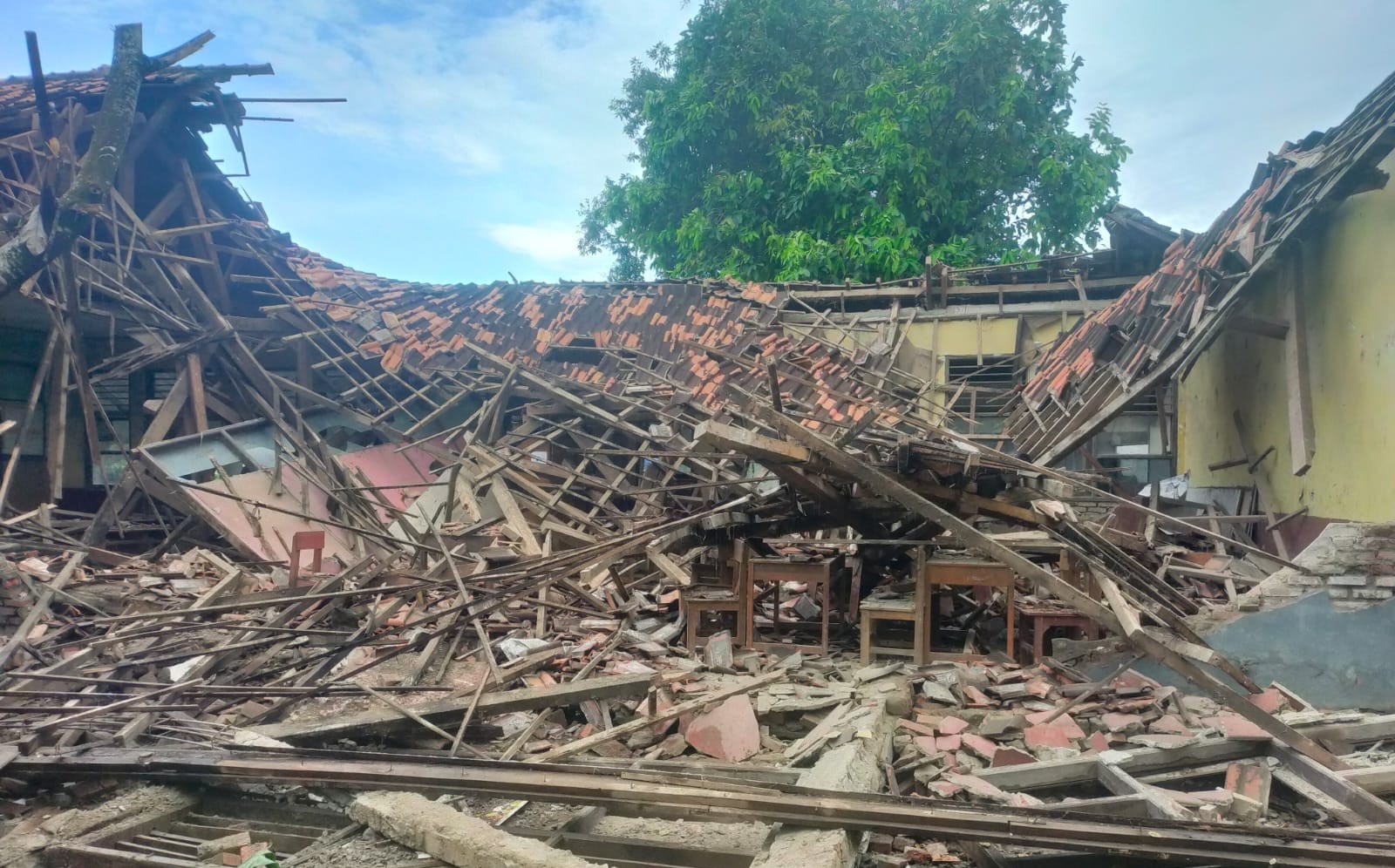 Robohnya bangunan Bangunan sekolah SDN Pasirmukti 1 diduga karena material bangunan yang sudah bertahun-tahun dibiarkan lapuk,