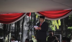 Yana Mulyana saat memberikan sambutan di Upacara Peringatan Bandung Lautan Api ke 76, di Plaza Balaikota, Kota Bandung, Kamis (24/3). (Deni/Jabar Ekspres)