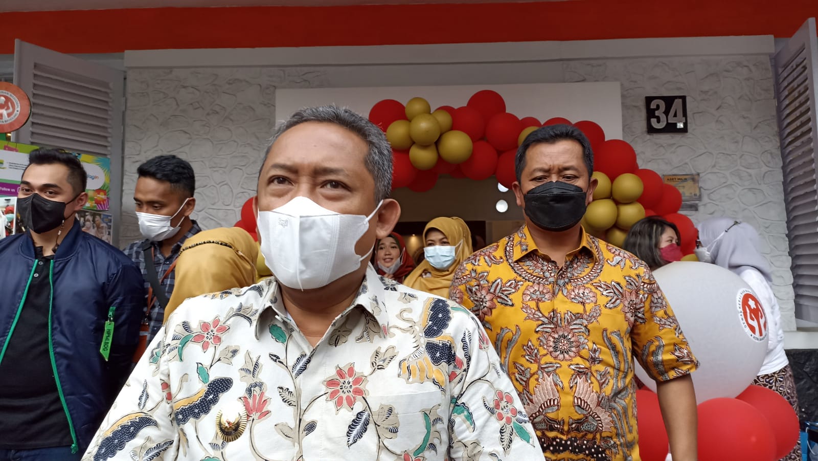 PLT Walikota Bandung, Yana Mulyana (tengah) dan Sekda Kota Bandung, Ema sumarna (kanan). Sabtu (26/3). Foto. Sandi Nugraha