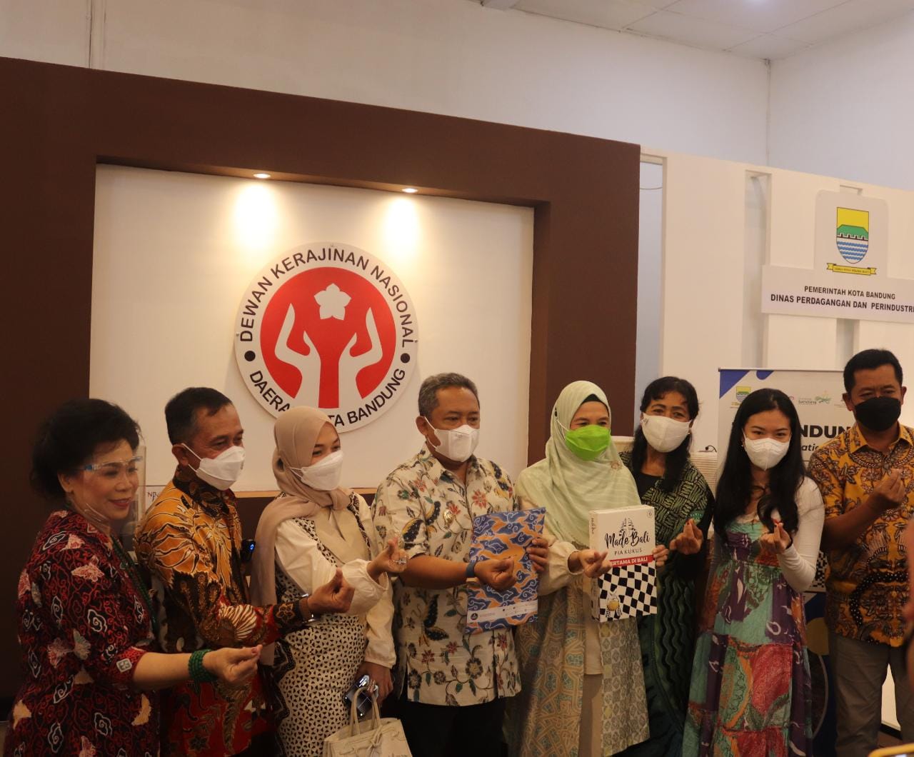 Yana Mulyana Saat Menghadiri Grand Launching Galeri Patrakomala Dekranasda Kota Bandung, di Jl. Jakarta, Kebonwaru, Sabtu (26/3).