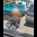 Tangkapan layar video viral, seorang oknum polisi telanjang mengendarai motor dijalanan.
