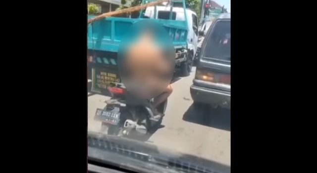 Tangkapan layar video viral, seorang oknum polisi telanjang mengendarai motor dijalanan.