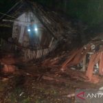 Kondisi rumah warga di Bungbulang Garut yang mengalami ambruk setelah diterjang hujan deras. (ANTARA/HO-Damkar Bungbulang)