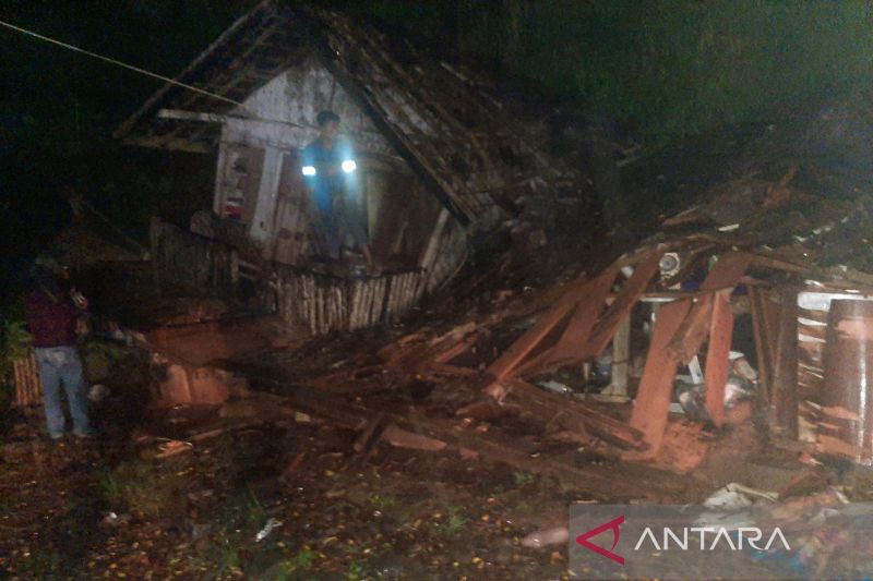 Kondisi rumah warga di Bungbulang Garut yang mengalami ambruk setelah diterjang hujan deras. (ANTARA/HO-Damkar Bungbulang)