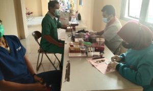 Pendonor menjalani skrining sebelum menyumbangkan darahnya dalam aksi donor darah di RSUD Cicalengka