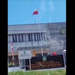 Tangkapan layar video, dimana Bendera merah putih terpasang terbalik di sebuah kantor pemerintahan.