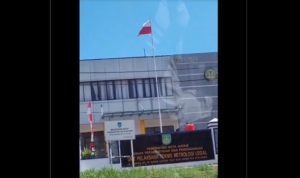 Tangkapan layar video, dimana Bendera merah putih terpasang terbalik di sebuah kantor pemerintahan.