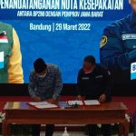 Gubernur Jawa Barat, Ridwan Kamil (kiri) dan Ketua BP2MI, Benny Rhamdani (Kanan), saat menandatangani nota kerjasama. Selasa (29/9). Foto. Sandi Nugraha