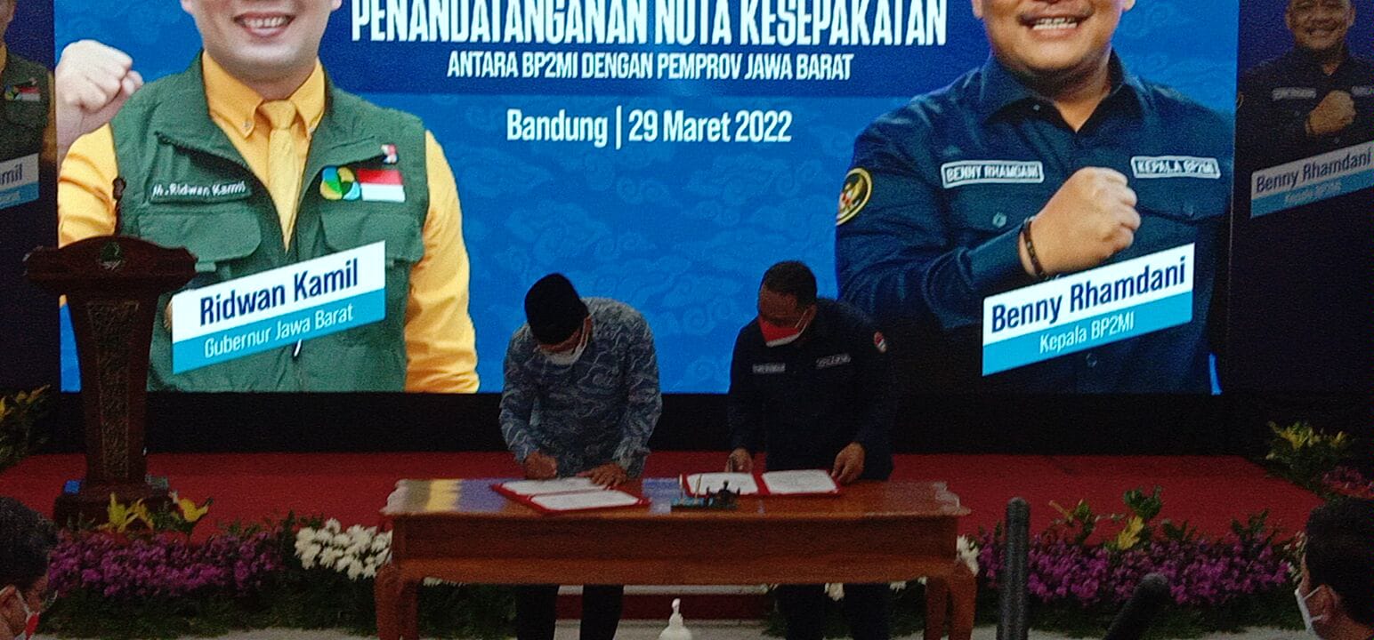 Gubernur Jawa Barat, Ridwan Kamil (kiri) dan Ketua BP2MI, Benny Rhamdani (Kanan), saat menandatangani nota kerjasama. Selasa (29/9). Foto. Sandi Nugraha