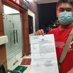 Korban Pengroyokan Pengawas Perumahan di Bekasi menunjukkan surat Laporan Polisi yang dibuatnya. ist