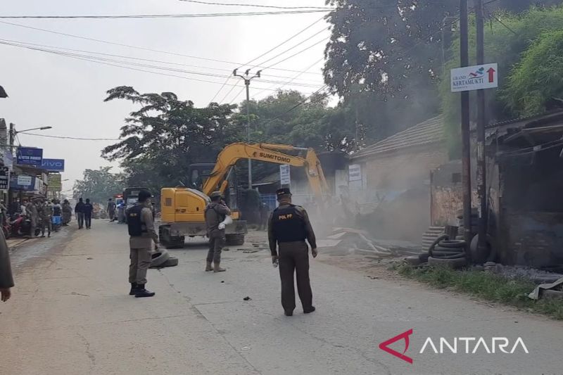 Proses pembongkaran puluhan bangunan liar oleh petugas Gabungan di Bekasi. (ANTARA/Pradita Kurniawan Syah).