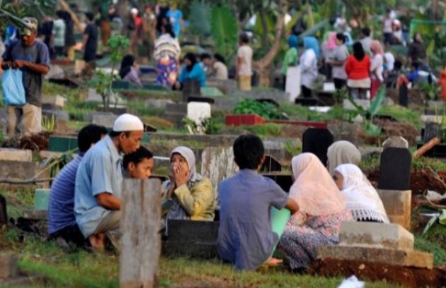 Masyarakat mulai ramai mendatangi makam untuk melakukan tradisi ziarah makam menjelang Ramadan.