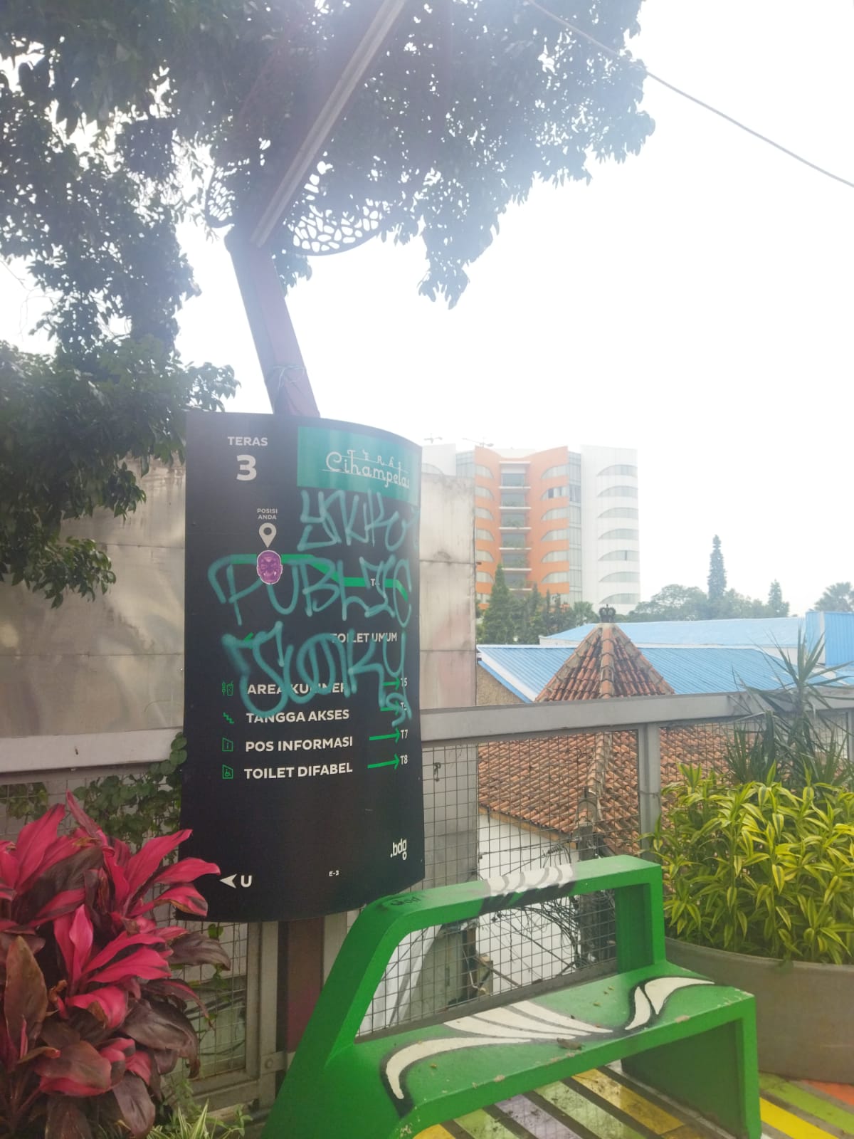 VANDALISME: Sejumlah fasilitas di Skywalk Cihampelas terkena vandalisme dan penuh dengan coretan. (Nizar/Jabar Ekspres)