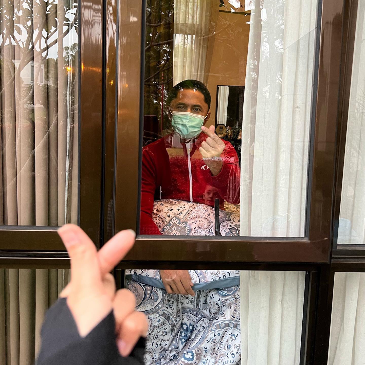 Tangkapan layar, salah satu unggahan Plt Bupati Bandung Barat Hengki Kurniwan yang memperlihatkan kondisinya saat isoman di kediamannya. (instagram)