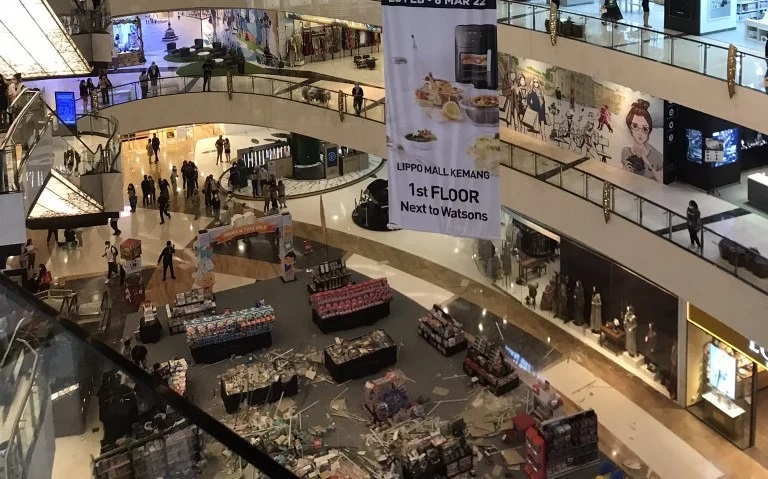Paska Ambruknya atap Lippo Mall Kemang, (foto. twitter thaniisende-okns)
