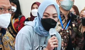 Angelina Sondakh saat wajib lapor di Balai Pemasyarakatan (Bapas) Klas I Jakarta Selatan, Jumat (4/3). Foto: Romaida/JPNN.com