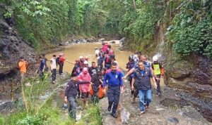 Proses evakuasi korban tenggelam di aliran Sungai Ciliwung. Foto: Dok BPBD Kota Bogor