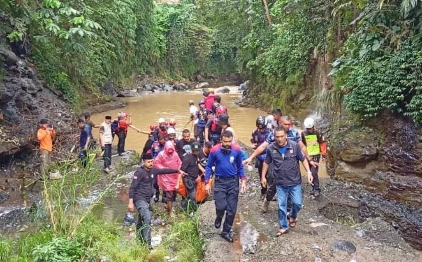 Proses evakuasi korban tenggelam di aliran Sungai Ciliwung. Foto: Dok BPBD Kota Bogor