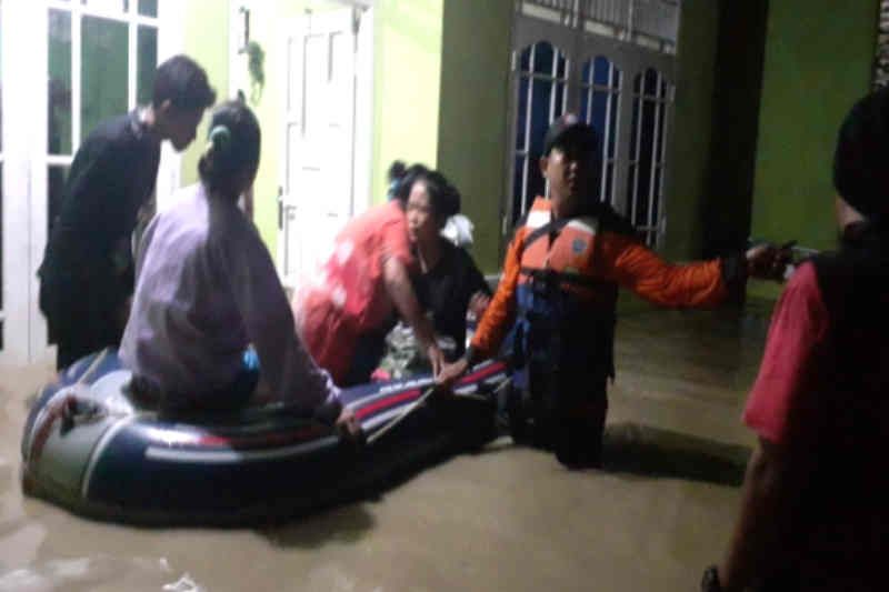 Petugas saat mengevakuasi warga yang terendam banjir di Cirebon, Jawa Barat. ANTARA/HO/BPBD Kabupaten Cirebon