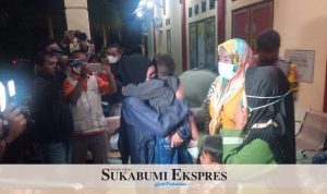 RO, PMI asal Sukabumi yang akhirnya ketemu keluarganya, setelah diperlakukan tak manusiawi di Arab saudi. Minggu (6/3) pukul 00:30 WIB. (foto : WAFIK HIDAYAT/SUKABUMI EKSPRES)