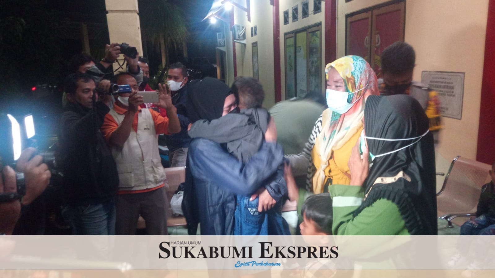 RO, PMI asal Sukabumi yang akhirnya ketemu keluarganya, setelah diperlakukan tak manusiawi di Arab saudi. Minggu (6/3) pukul 00:30 WIB. (foto : WAFIK HIDAYAT/SUKABUMI EKSPRES)