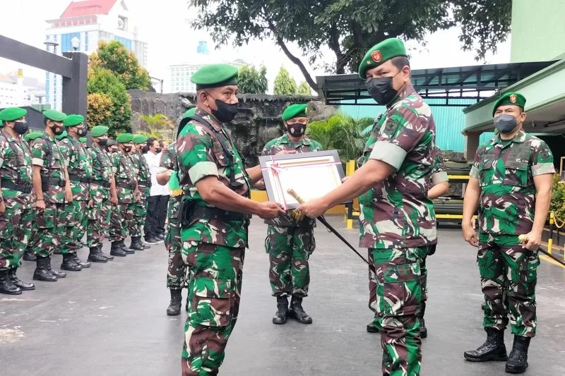 Pelda Muhammad Jaelani (kiri) saat mendapatkan penghargaan di Markas Kodim 0503/ Jakarta Barat, Senin (7/3/2022). (ANTARA/Walda)