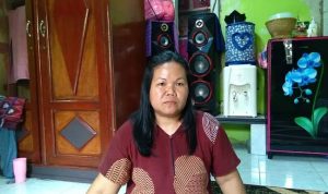 Ibu dari almarhum Salsabila, 14, korban tabrak lari Nagreg, Suryati, 41, warga Kampung Tegal Lame, RT02 RW07, Desa Ciaro, Kecamatan Nagreg, Kabupaten Bandung. (Jabar Ekspres)