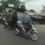 Tangkapan layar video kekerasan yang dilakukan preman dengan menginjak kepala sopir Pick up dijalanan. Foto: Instagram/@terangmedia