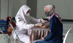 Seorang warga Desa Sindangpakuon, Kecamatan Cimanggung, Kabupaten Sumedang saat jalani pemeriksaan sebelum divaksin dosis 2. (Jabar Ekspres)