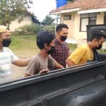 Polisi mengamankan dua orang pengedar uang palsu yang diduga telah membelanjakannya kesejumlah warung di Indramayu.