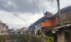 BANGUNAN LIAR: Deretan rumah warga RW6, Kelurahan Gumuruh, Kecamatan Bantununggal, Kota Bandung yang berada di bantaran sungai Cikapundung Kolot bakal terkena dampak penertiban bangunan liar. (Nizar/Jabar Ekspres)