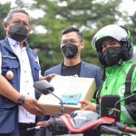 PEDULI MUSIK: Plt Wali Kota Yana Mulyana bersama pihak Gojek saat menyerahkan bingkisan kepada musisi Kota Bandung.