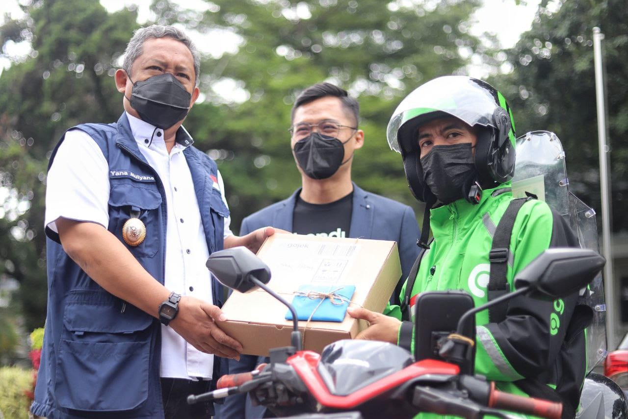 PEDULI MUSIK: Plt Wali Kota Yana Mulyana bersama pihak Gojek saat menyerahkan bingkisan kepada musisi Kota Bandung.