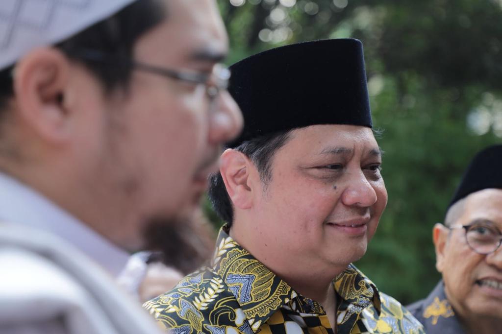 Airlangga Hartarto mengumumkan bahwa umat muslim sekarang sudah diperbolehkan beribadah di masjid selama Ramadan nanti.